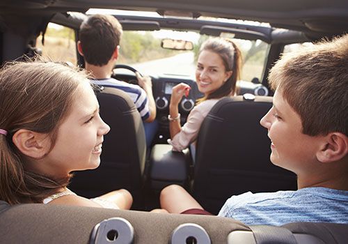 familia feliz viajando en auto