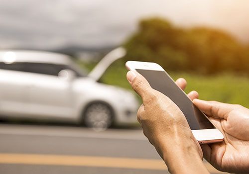 persona solicitando asistencia vial en carretera