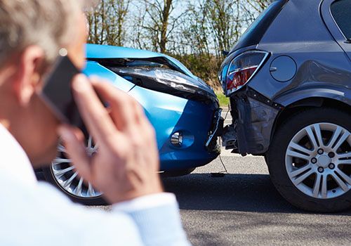solicitando asistencia vial por accidente de auto